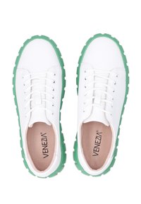 Weiße Sneaker mit grünen Gummisohlen. Glattes Obermaterial, runde Zehenform und traditionelles Schnürdesign. Markenlogo innen sichtbar.