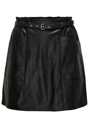 Zwarte leren rok met een elastische tailleband, zilveren gespaccent, twee zijzakken en een gladde textuur. Bevat een uitlopende silhoeët.