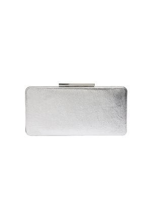 Prostokątny srebrny metaliczny kopertówka o teksturowanym wykończeniu, z eleganckim, wypolerowanym zapięciem u góry.
