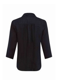 Chemise noire à manches longues avec col, présentant un design plissé au dos et un ourlet arrondi. Fabriquée en tissu léger.