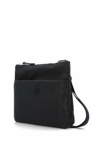 Schwarze Nylon-Umhängetasche mit einem Reißverschluss, einer Fronttasche, einem gewebten Gurt und einem geprägten Logodetail auf der Vorderseite.