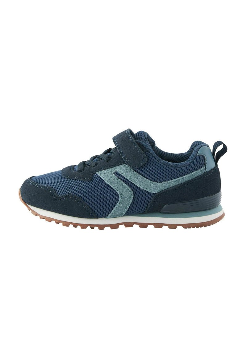 Blå atletik sko med en velcro rem, en blanding af mesh og ruskind materialer, polstret sål og tekstureret gummisål, prydet med en lys blå detalje.