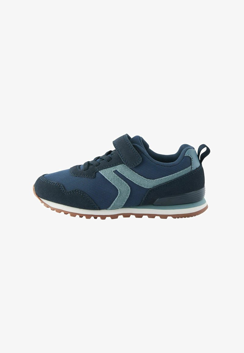 Blaue Sportschuh mit einem Klettverschluss, einer Mischung aus Mesh- und Wildledermaterialien, gepolsterter Sohle und strukturiertem Gummisohle, mit einem hellblauen Akzent.