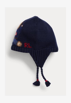 Căciulă tricotată bleumarin cu șnururi împletite și inițialele roșii „RL” pe lateral.