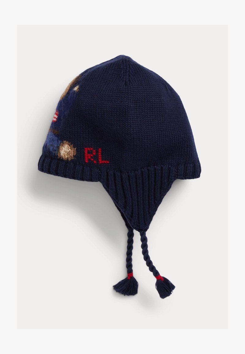 Berretto in maglia blu navy con paraorecchie, nappine intrecciate e iniziali rosse "RL" sul lato.