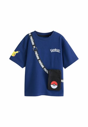 Blå Pokémon T-shirt med Pikachu-ansigt på ærmet, Pokémon-logo på brystet og sort crossbody taske med rød og hvid Poké Ball-design.