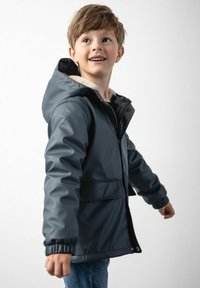 Wodoodporna granatowa kurtka z kapturem, zapinana na zamek, z elastycznymi mankietami i wyściółką z polaru; posiada przednie kieszenie do przechowywania.