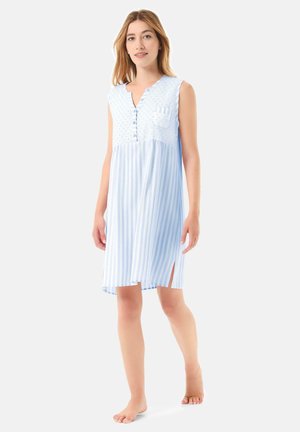 Vestido sin mangas azul con rayas verticales y acentos de lunares, que presenta un frente abotonado y una abertura lateral. Tejido suave y ligero.