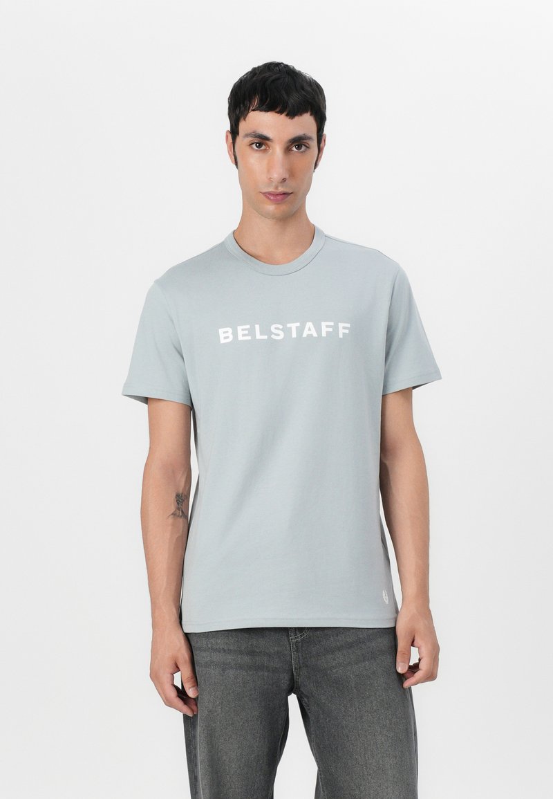 Világosszürke pamut póló rövid ujjakkal, az elején fehér "BELSTAFF" felirattal. Egyszerű kerek nyakú.