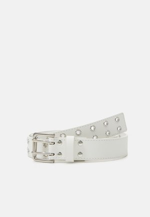 Ceinture en cuir blanc avec boucle en métal argenté et plusieurs œillets métalliques ronds tout au long de sa longueur.