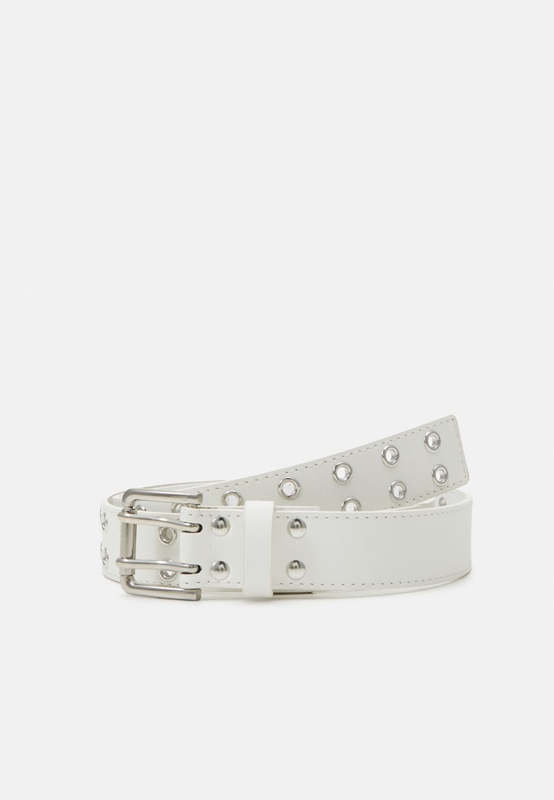 Ceinture en cuir blanc avec boucle en métal argenté et plusieurs œillets métalliques ronds tout au long de sa longueur.