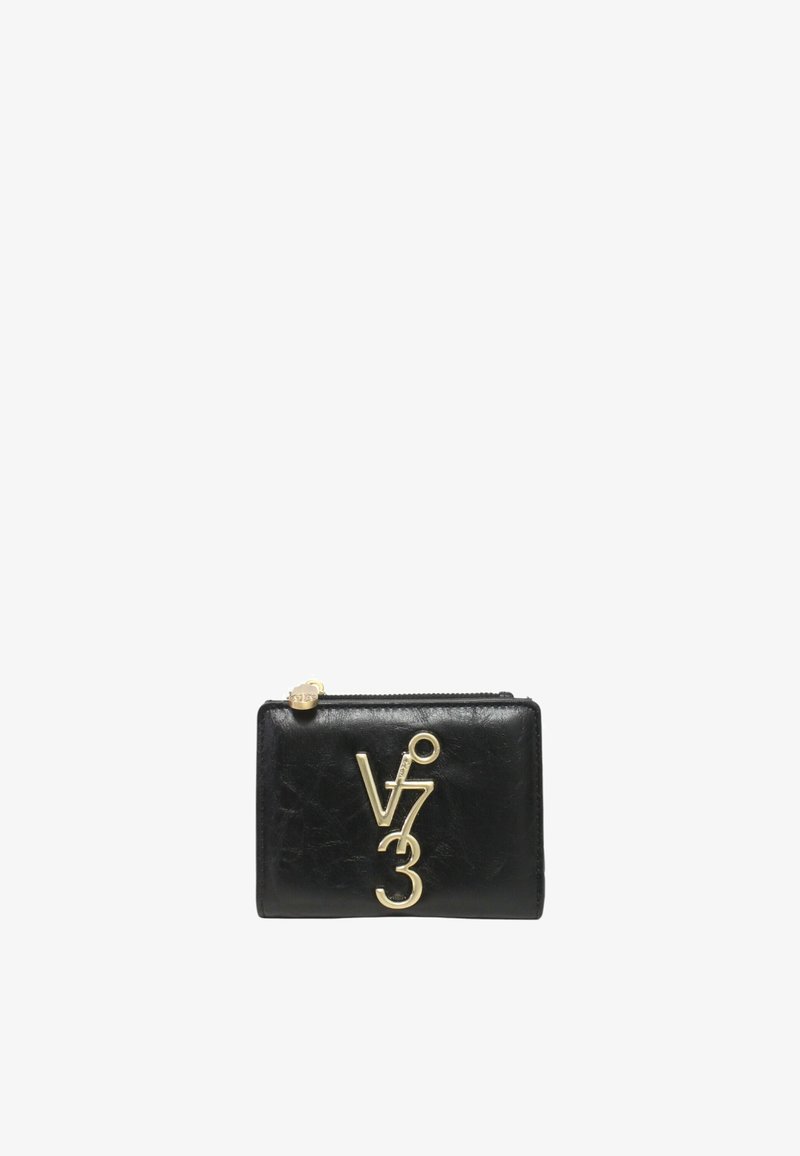 Portafoglio in pelle nera con finitura testurizzata, caratterizzato da un logo in tono oro e chiusura con zip. Forma rettangolare compatta, design minimalista.