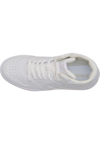 Hvit sporty sko med en glatt skinnoverside, perforert tå for pusteevne, flate lisser og en teksturert fôr. Har et side-logo.
