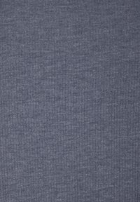 Strukturiert navyblauer Stoff mit feinem Rippmuster, hergestellt aus weichem Material, das eine glatte, gleichmäßige Oberflächenansicht bietet.