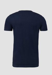 Marineblauwe katoenen t-shirt met korte mouwen en een ronde hals. Gladde textuur, normale pasvorm en geen zichtbare patronen of graphics.