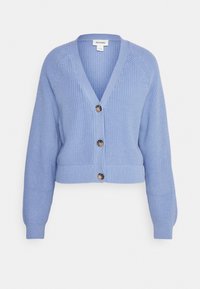 Lichtblauwe gebreide cardigan met een cropped ontwerp, v-hals en vier knopen sluiting. Beschikt over geribbelde manchetten en zoom.