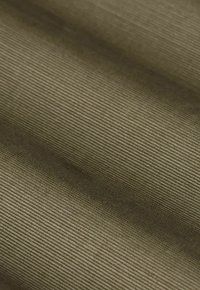 Olijfgroene textuurstof met fijne, parallelle ribbels. Het oppervlak heeft een gladde afwerking, die het geweven patroon en de duurzaamheid benadrukt.