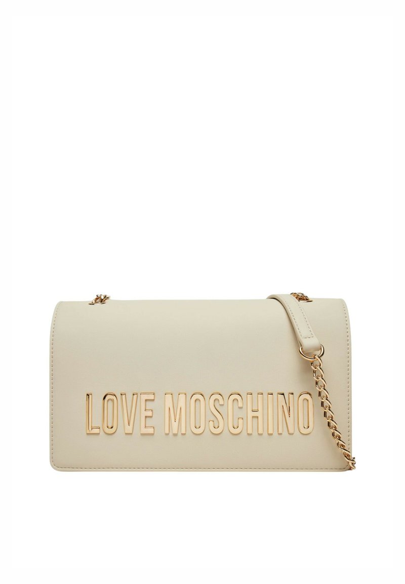 Borsa a spalla in ecopelle beige con testo dorato in rilievo "LOVE MOSCHINO". Presenta una tracolla a catena e una texture liscia. Forma rettangolare.