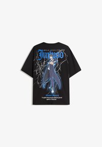Černé oversized tričko s grafickým potiskem postavy modrými akcenty, motivy blesků a bílým textovým detailem na zádech.