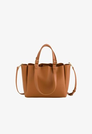 Bolso tote de cuero marrón granulado con dos asas cortas, una correa larga para el hombro desmontable y una forma rectangular estructurada.