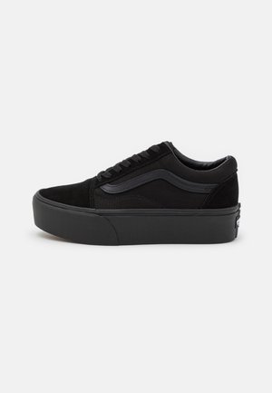 Fekete sneaker, amely velúrból és vászonból készült, lekerekített orral, lapos, fűzős kialakítással és vastag gumi talppal rendelkezik, diszkrét márkázással.