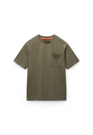Olijfgroene t-shirt met korte mouwen van katoen, met een zak op de linkerborst met een bedrukt ontwerp en een ronde halslijn.