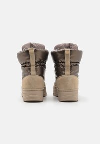 Brūni mīkstināti ziemas zābaki ar zamša papēdi un gumijas zoli. Tiem ir saraujšs augšdaļa un auduma odere, ideāli piemēroti aukstam laikam.