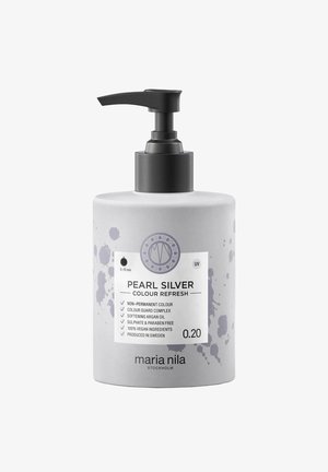 Bouteille grise avec un bouchon-pompe noir, étiquetée "Rafraîchissement de Couleur Argent Perle." Présente un design éclaboussé violet et des détails sur le produit.