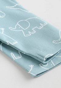 Heledsinine puuvillane kangas, millel on lihtsa kontuuriga valge elevandi muster. Sile tekstuur, õmmeldud servad, volditud allääres.