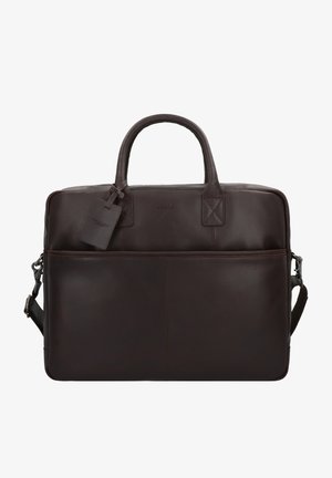 Sac à dos pour ordinateur portable en cuir brun foncé avec deux poignées, une bandoulière réglable, une poche avant et une étiquette attachée. Il présente une texture lisse.