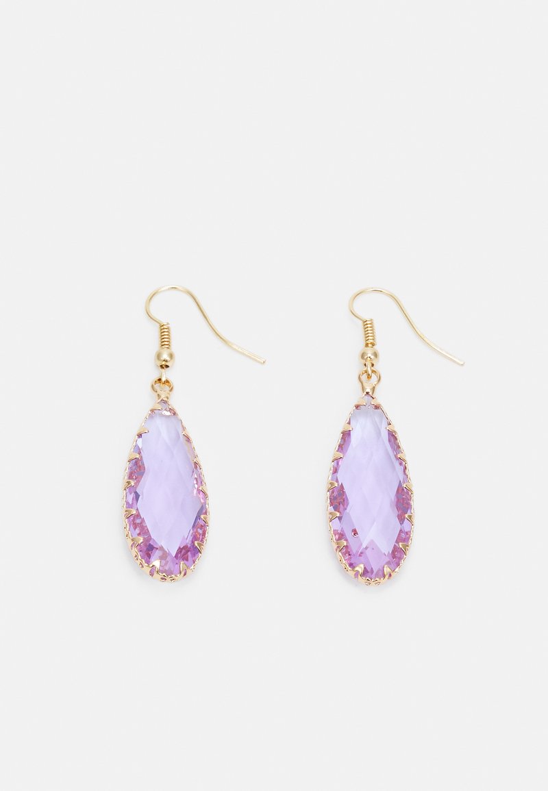 Guldtonade hängande örhängen med en päronformad, fasetterad lila ädelsten omgiven av en dekorativ bezel. Öglor för enkel användning.