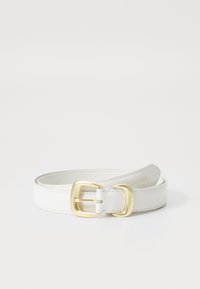 Weißer Ledergürtel mit einer goldenen Doppelprong-Schnalle, der über Stickdetails und ein dezentes, auf dem Riemen geprägtes Logo verfügt.