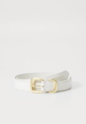 Ceinture en cuir blanc avec une boucle à double aiguille en or, mettant en valeur des détails de couture et un logo subtil embossé sur la sangle.