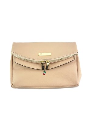 Beige Ledertasche mit Reißverschluss, mit einer Vorderklappe und Hardware in Goldoptik. Enthält einen kleinen italienischen Flaggenanhänger.