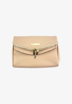 Beige leren tas met een ritsluiting, met een voorklep en gouden hardware. Inclusief een kleine Italiaanse vlag charm.
