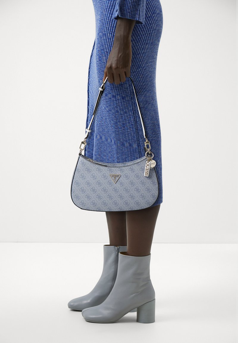 Guess NOELLE TOP ZIP SHOULDER BAG - Kabelka - light blue
