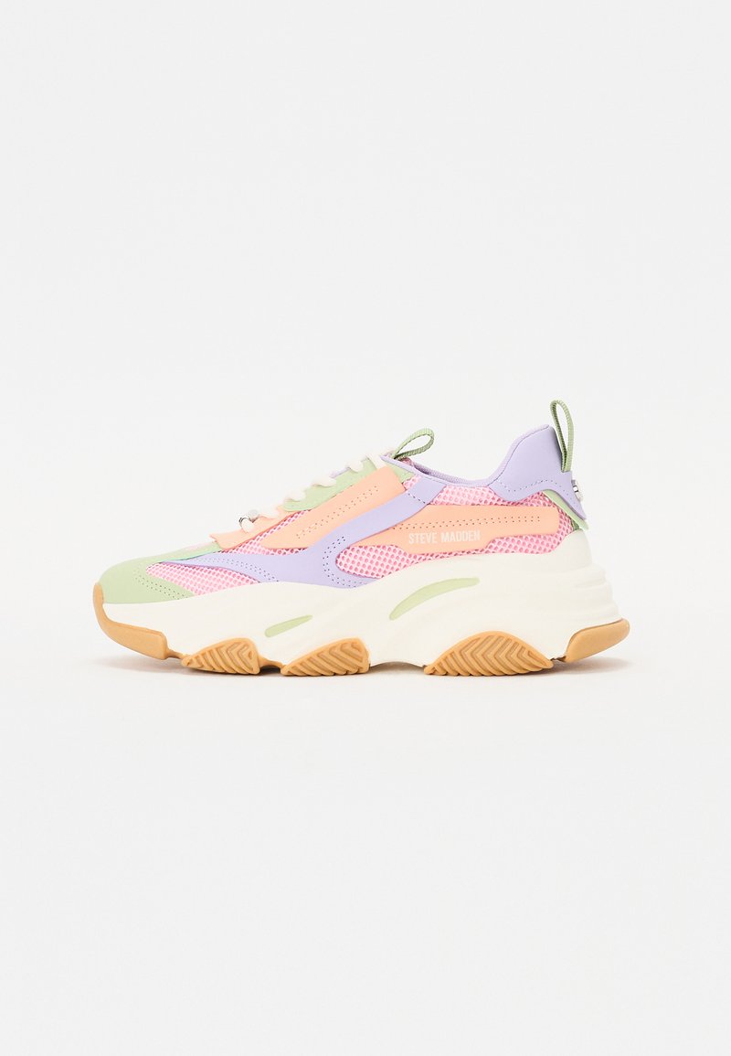 Sneaker multicolore con materiali in mesh e sintetici. Presenta pannelli in verde pastello, rosa e lavanda; suola bianca chunky con accenti beige.