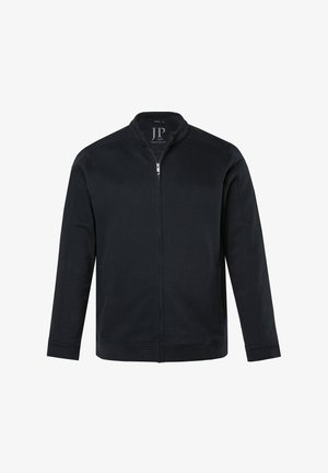 Giacca da uomo nera con zip integrale, collo alto e maniche lunghe, marchiata "JP 1880" all'interno del collo.