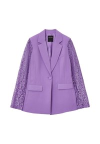 Fioletowa marynarka z dwoma przednimi kieszeniami i pojedynczym zapięciem na guzik; posiada koronkowe rękawy z kwiatowymi wzorami oraz usztywnioną konstrukcję.