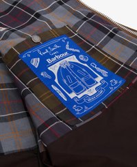 Kurtka Barbour z wielokolorową tkaniną w kratę oraz niebieską łatą z logo, ilustrującą detale płaszcza, akcenty i ścieg.
