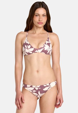 Bikini floreale viola e crema con spalline sottili, top triangolare e slip classico; texture liscia e design aderente.