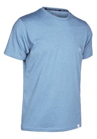 Lichtblauwe korte mouwen t-shirt gemaakt van zachte katoen. Heeft een ronde halslijn en een klein wit logo op de borst. Minimalistisch ontwerp.