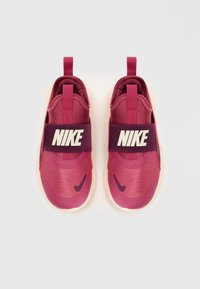 Nike-sko med en maroon overdel med tekstureret detaljer, en bred rem med logo og en lys pink sål. Rundet tådesign.