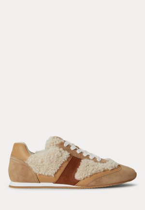Χαμηλό sneakers με μπεζ σουέντ, καφέ δέρμα και λευκά πάνελ από shearling, λευκά κορδόνια και λευκή καουτσούκ σόλα.