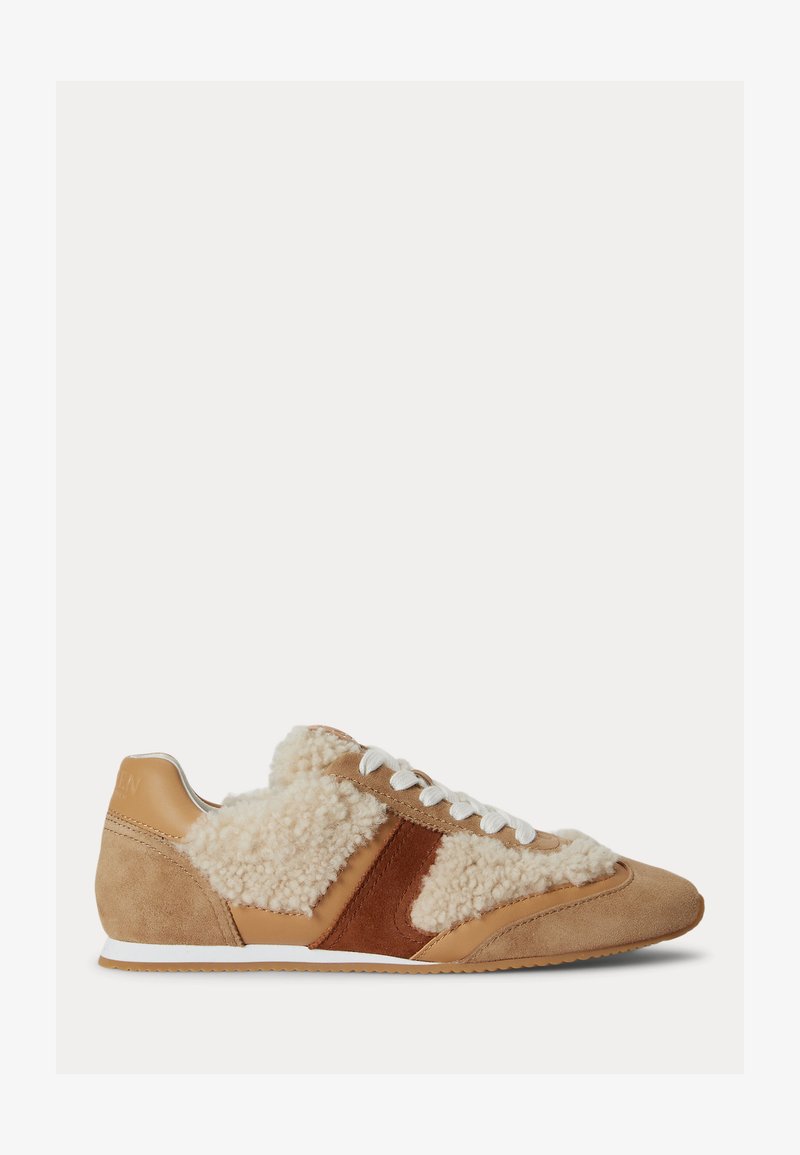 Χαμηλό sneakers με μπεζ σουέντ, καφέ δέρμα και λευκά πάνελ από shearling, λευκά κορδόνια και λευκή καουτσούκ σόλα.