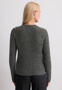 Sweater grigio scuro realizzato in tessuto a maglia testurizzata, con orlo a coste e maniche lunghe. La vista posteriore rivela un design con collo rotondo.