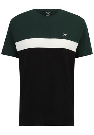 Kurzärmeliges T-Shirt mit dunkelgrünem Oberteil, weißem Mittelstreifen, schwarzem Unterteil und kleinem Logo mit gekreuzten Schwertern auf der Brust.