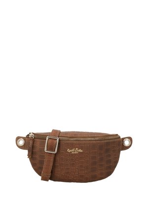 Brun bælletaske i kunstlæder med krokodilleprint, lynlås, justerbar rem og guld "Gusti Leder studio"-logo foran.