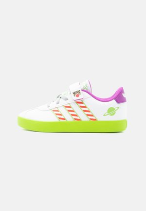 adidas Performance COURT BUZZ  UNISEX - Παπούτσια για τρέξιμο σε δρόμο - footwear white/semi solar green