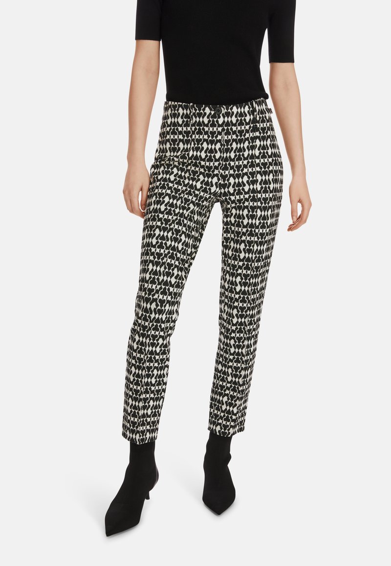 Schwarz-weiße gemusterte Hose mit einem taillierten Schnitt, hohen Taille, Seitentaschen und glattem Stoff.